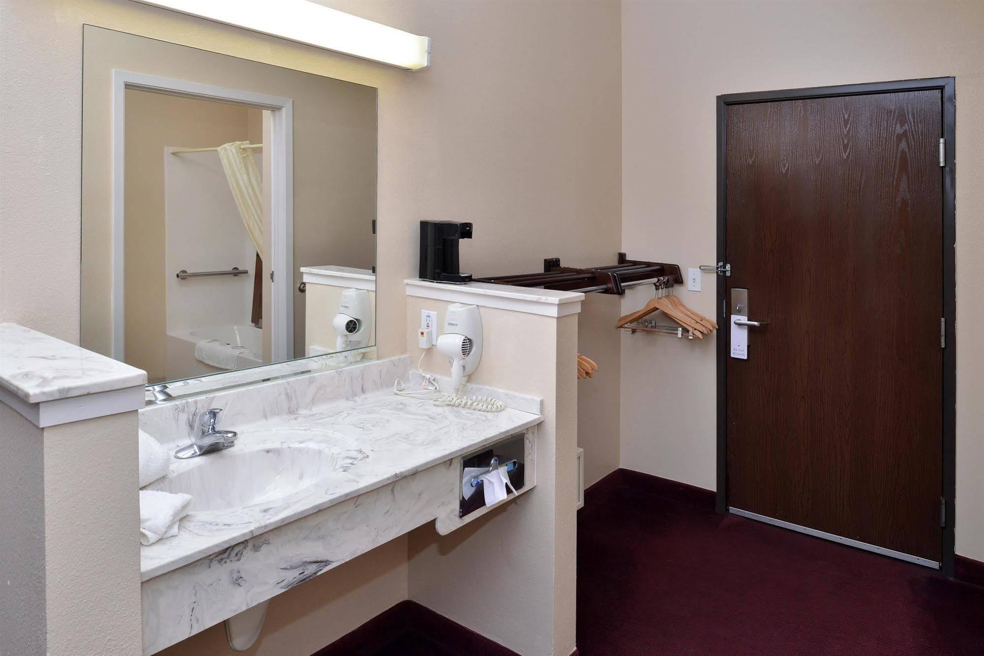 Americas Best Value Inn Somerville Texas Buitenkant foto